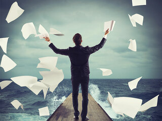 Anzugtraeger-wirft-Papier-85776333-FO-alphaspirit