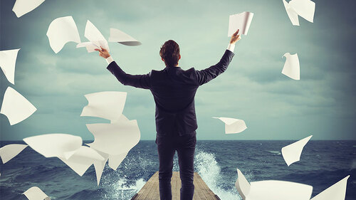 Anzugtraeger-wirft-Papier-85776333-FO-alphaspirit