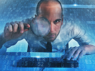 Anzugtraeger-Lupe-Code-171105343-FO-alphaspirit