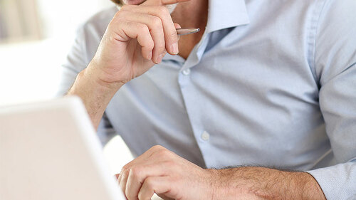 Mann-Laptop-58883681-FO-goodluz