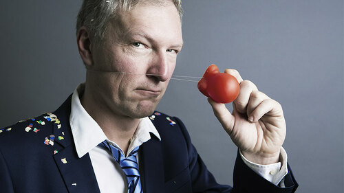 Anzugtraeger-Clownsnase-50186766-FO-bilderstoeckchen