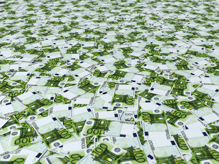 Hundert-Euro-Scheine-142455182-FO-fotomek