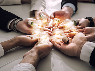 Haende-Gluehbirnen-178732916-FO-alphaspirit