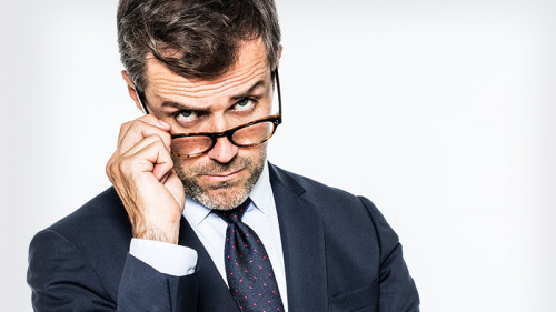 Anzugtraeger-skeptisch-132984730-FO-STUDIO-GRAND-OUEST