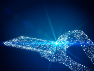 Polygone-Haende-und-Tablet-162760716-FO-peshkova