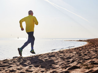 Mann-joggt-am-Strand-181245921-FO-pressmaster
