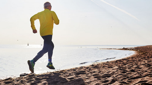 Mann-joggt-am-Strand-181245921-FO-pressmaster