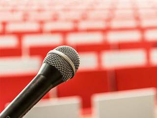 Mikrofon-Stuhlreihen-2775447-PB-jarmoluk