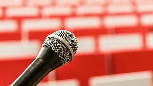 Mikrofon-Stuhlreihen-2775447-PB-jarmoluk