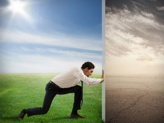 Anzugtraeger-schiebt-schlechtes-Klima-weg-125681329-FO-alphaspirit