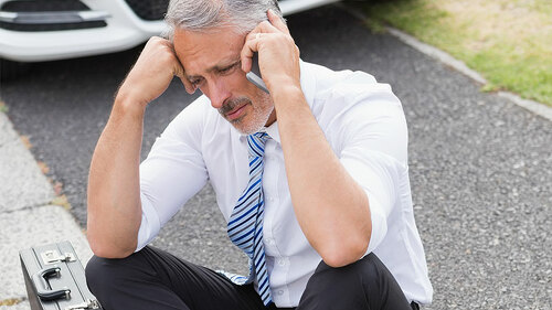 Anzugtraeger-Handy-Auto-78894800-FO-WavebreakMediaMicro