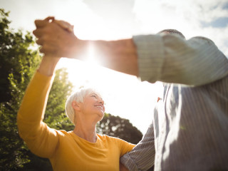 Tanzendes-Senioren-Paerchen-141638765-FO-WavebreakMediaMicro