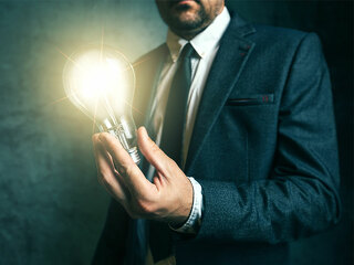 Anzugtraeger-Gluehbirne-112093829-FO-Bits-and-Splits