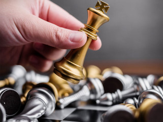 Hand-Schachfiguren-178543330-FO-whyframeshot