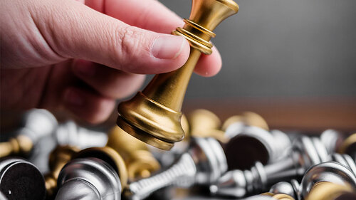 Hand-Schachfiguren-178543330-FO-whyframeshot