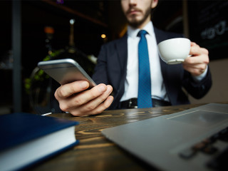 Anzugtraeger-Kaffee-Smartphone-Laptop-142207442-FO-pressmaster