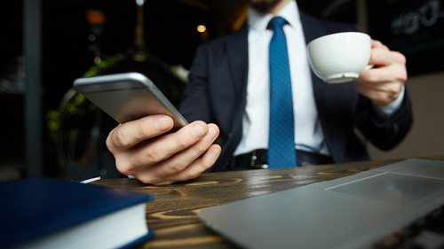 Anzugtraeger-Kaffee-Smartphone-Laptop-142207442-FO-pressmaster