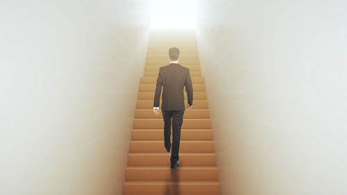 Anzugtraeger-Treppe-ins-Licht-123264725-FO-peshkov