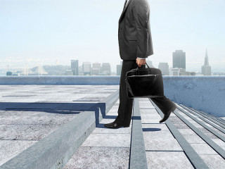 Anzugtraeger-auf-Treppe-165172779-FO-peshkova