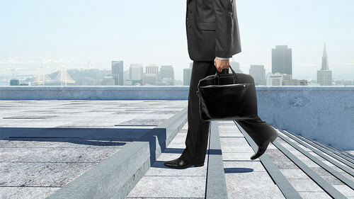 Anzugtraeger-auf-Treppe-165172779-FO-peshkova