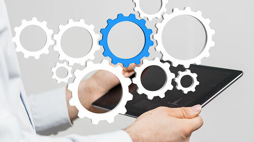 Anzugtraeger-Tablet-Zahnraeder-182910782-FO-vege