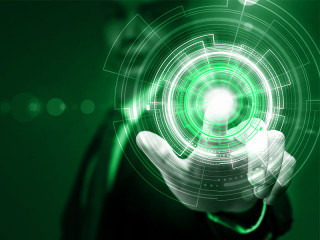 Anzugtraeger-drueckt-Knopf-91977555-FO-Sergey-Nivens