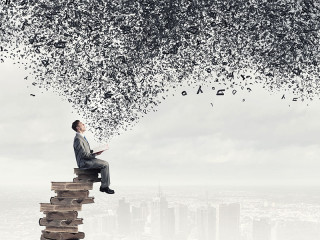 Anzugtraeger-auf-Buecherstapel-Buchstaben-Fontaene-92077817-FO-Sergey-Nivens