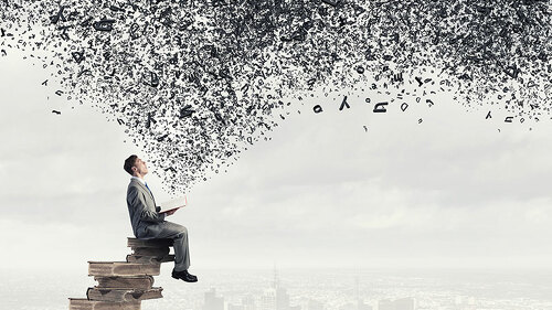 Anzugtraeger-auf-Buecherstapel-Buchstaben-Fontaene-92077817-FO-Sergey-Nivens