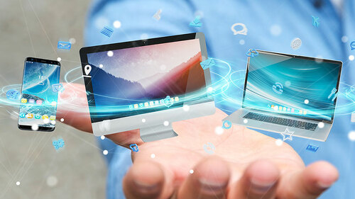 Mann-Computer-Tablet-Smartphone-192126651-FO-sdecoret