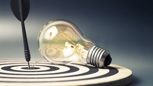 Dartpfeil-Zielscheibe-Gluehbirne-112418133-FO-patpitchaya