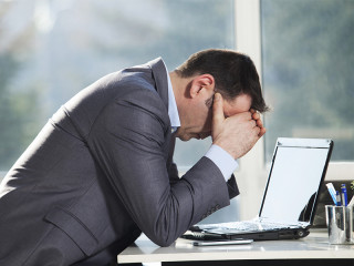 Anzugtraeger-verzweifelt-vor-Laptop-102833576-FO-nikodash