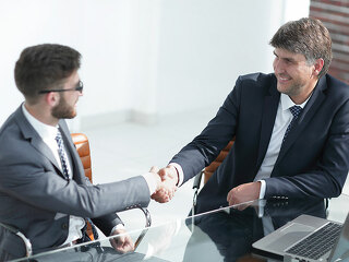 Anzugtraeger-Handshake-Laptop-181452458-FO-FotolEdhar