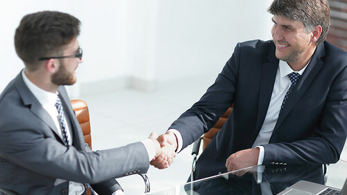 Anzugtraeger-Handshake-Laptop-181452458-FO-FotolEdhar