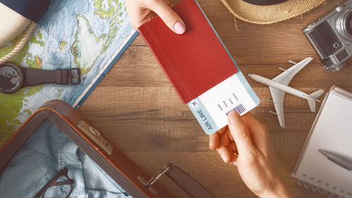 Mann-Frau-planen-Urlaub-191877175-FO-Konstantin-Yuganov