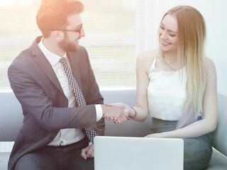 Anzugtraeger-Kunde-Laptop-193064757-FO-FotolEdhar