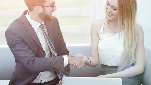 Anzugtraeger-Kunde-Laptop-193064757-FO-FotolEdhar