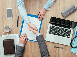 Anzugtraeger-Kunde-Handshake-Laptop-110732254-FO-stokkete