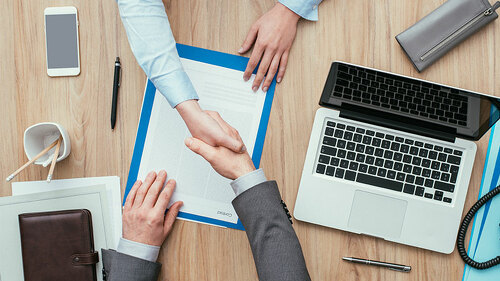 Anzugtraeger-Kunde-Handshake-Laptop-110732254-FO-stokkete