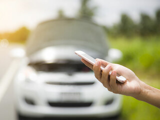 Auto-Panne-Hand-Handy-170115278-FO-Patcharin