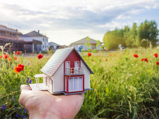 Kleines-Haus-auf-Hand-Wiese-158911656-FO-marcus-hofmann