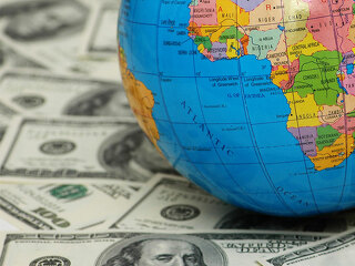 Globus-auf-Dollarnoten-2758773-FO-Elnur