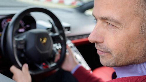 Autofahrer-Schulterblick-179363989-FO-auremar