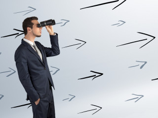 Anzugtraeger-Fernglas-Pfeile-192113693-FO-ra2-studio