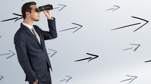 Anzugtraeger-Fernglas-Pfeile-192113693-FO-ra2-studio