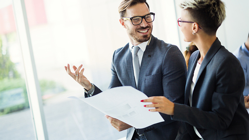 Anzugtraeger-Anzugtraegerin-happy-190088075-FO-nd3000