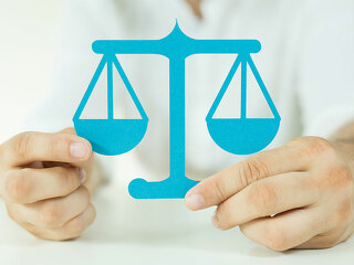 Haende-Waage-166038198-FO-vege