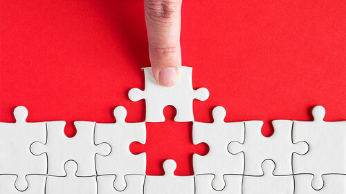 Finger-letztes-Puzzleteil-176981822-FO-npstockphoto