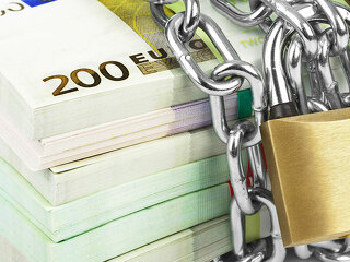 Kette-um-Euro-Stapel-83147426-FO-Nikolai-Sorokin