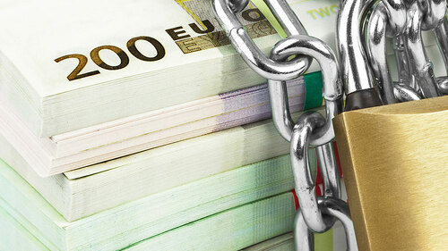 Kette-um-Euro-Stapel-83147426-FO-Nikolai-Sorokin