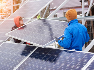 Handwerker-Photovoltaik-Anlage-192793484-FO-anatoliy-gleb